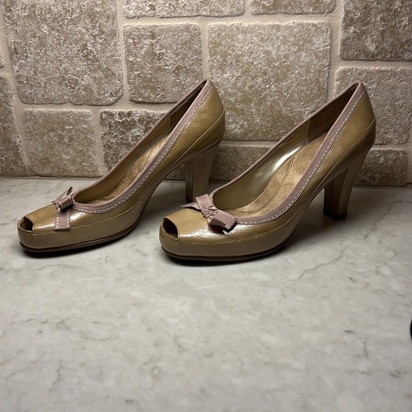 Aerosoles Benefit Tan Patent Leather Heels - Picture 3 of 5
